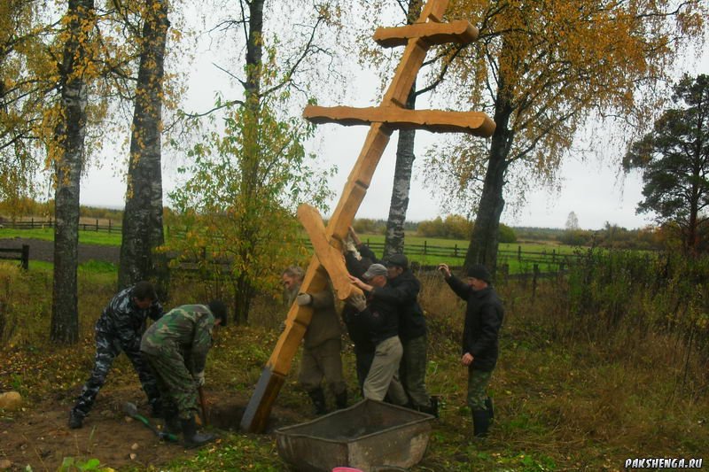 Установка Покаянного Креста жителями деревни. 26 сентября 2012 года